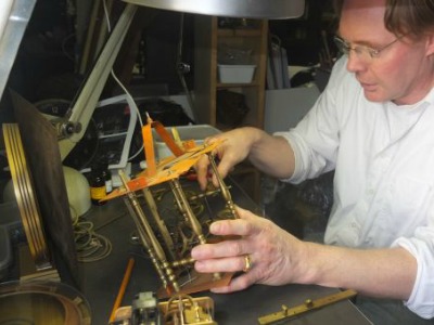 Jan Willem Pette restaureert een antieke klok